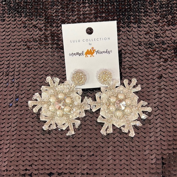 New Camel Threads Snowflake Earrings - Picture 1 of 3
